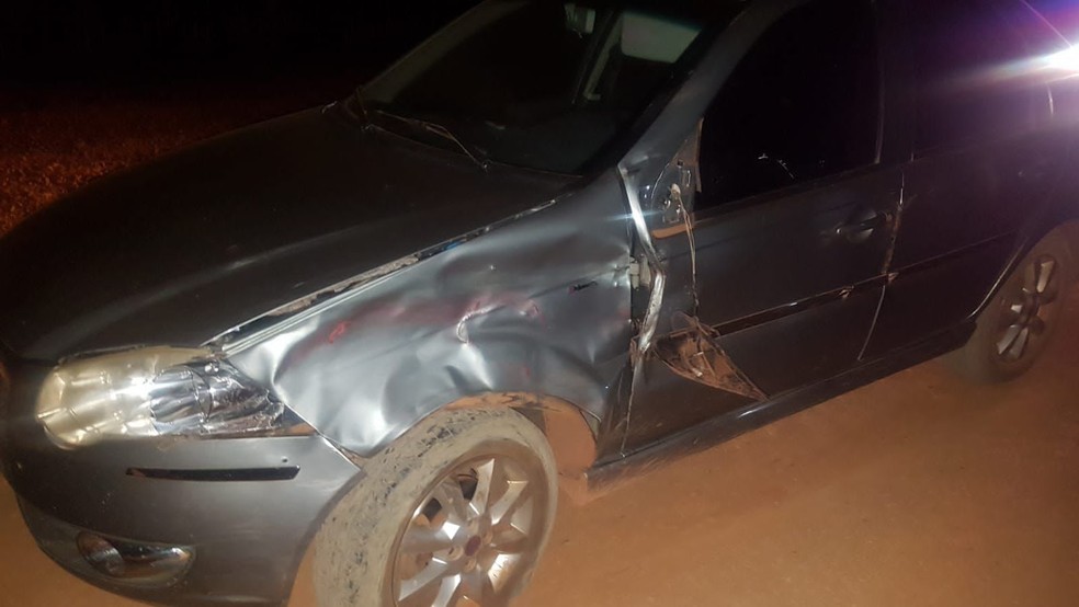 Motorista disse que tentou desviar da moto, mas bateu de frente — Foto: Divulgação