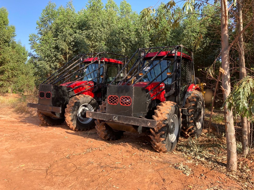 Os dois tratores furtados e recuperados são avaliados em cerca de R$ 800 mil — Foto: Grupo Tracker/Divulgação