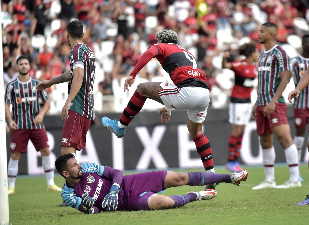 Marcos Felipe disputa bola com Gabigol, do Flamengo, no clássico vencido pelo Fluminense — Foto: André Durão
