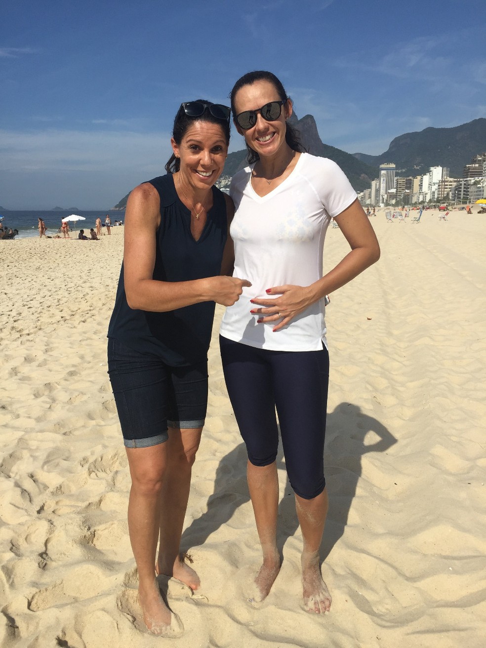 Comentarista da Globo, Sandra Pires conversa com Talita, craque do vôlei de praia (Foto: Mônica Agra/TV Globo)