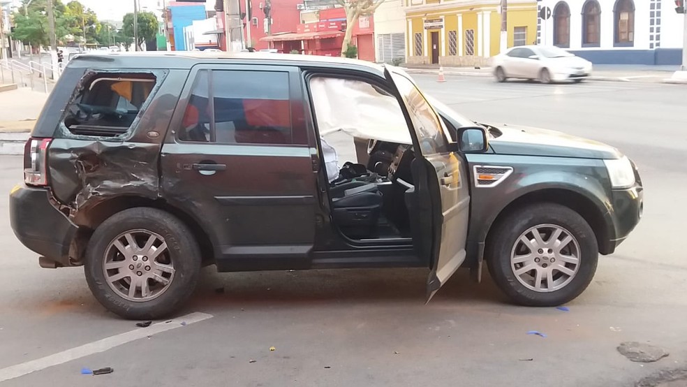 Homem morre em Cuiabá após batida entre motocicleta e carro em cruzamento — Foto: Deletran