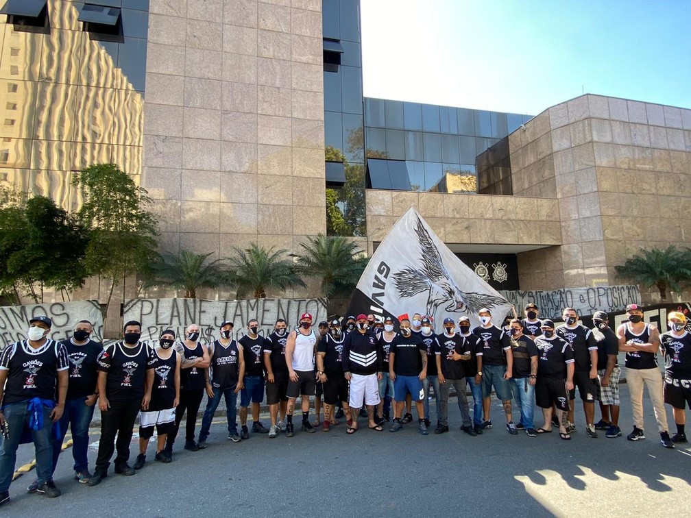 Torcedores protestam na frente da sede social do Corinthians — Foto: Bruno Cassucci