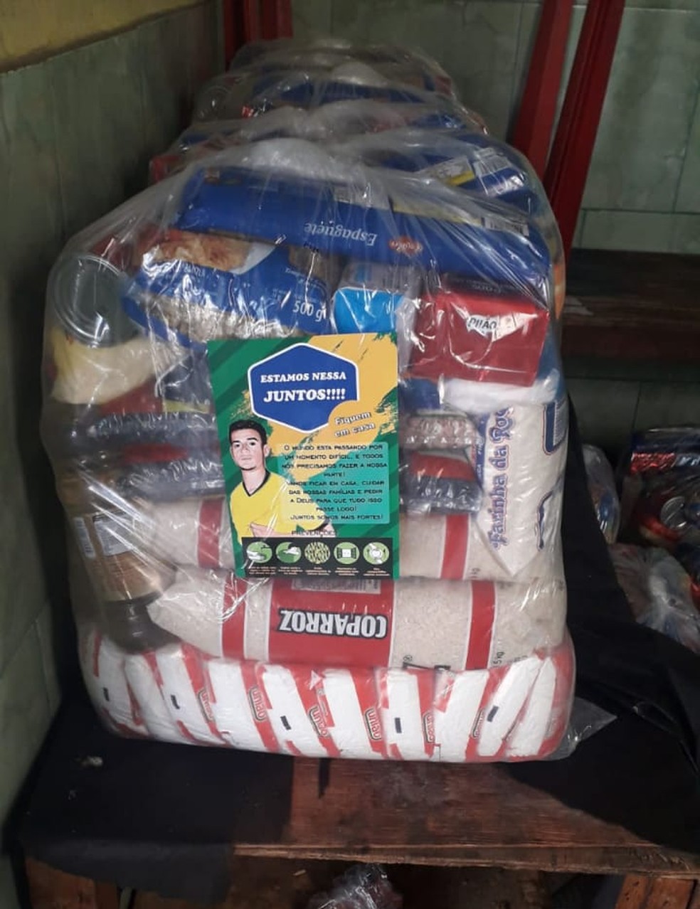 Moradores receberam alimentos enviado por Coutinho — Foto: Arquivo Pessoal