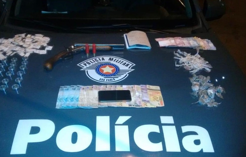 Dois homens s&atilde;o presos por tr&aacute;fico de drogas em Ca&ccedil;apava &mdash; Foto: Divulga&ccedil;&atilde;o / BAEP
