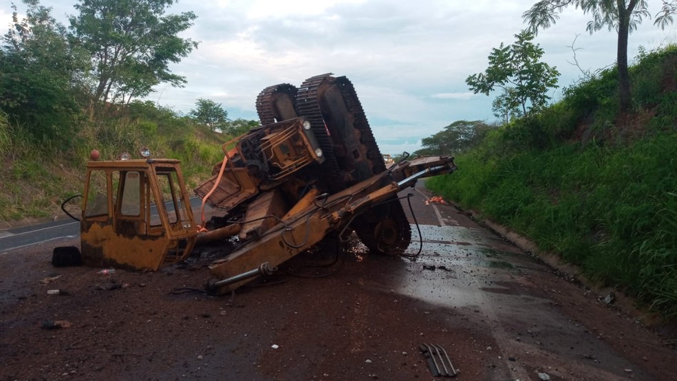 Máquina que estava sobre caminhão bateu em viaduto perto de Olímpia (SP) — Foto: Polícia Rodoviária Estadual/Divulgação
