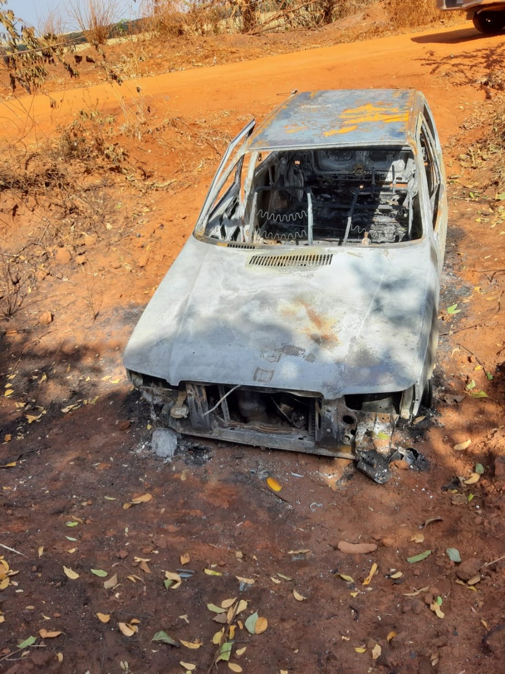 O carro dele foi encontrado queimado a 10 km de Campo Verde — Foto: Divulgação