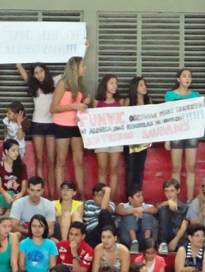 Torcida levou cartazes ao jogo do Pindamonhangaba Pinda Superliga (Foto: Filipe Rodrigues)