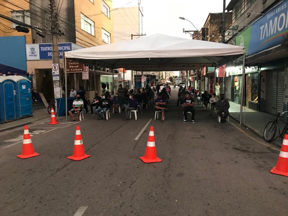 Estrutura com tenda e cadeiras foi montada em Macaé para manter ordenamento da fila do auxílio emergencial da Caixa — Foto: Divulgação/Prefeitura de Macaé