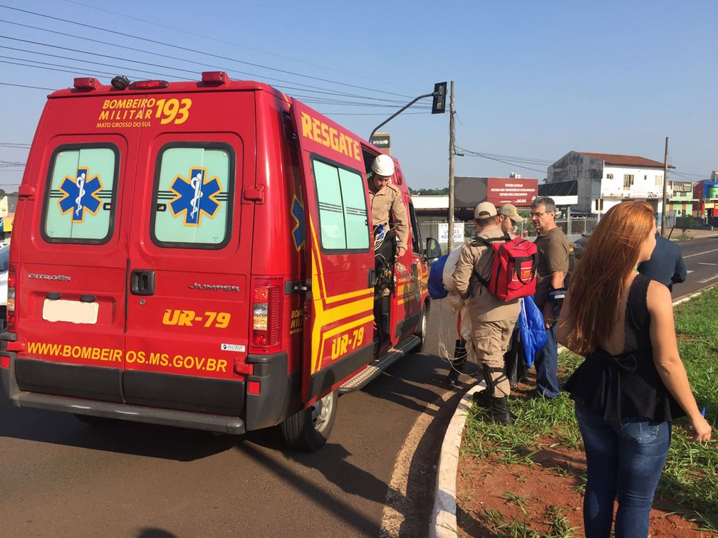 Paraquedista cai em cruzamento e é atropelado por carro de luxo em Campo Grande (Foto: Graziela Rezende/G1 MS)