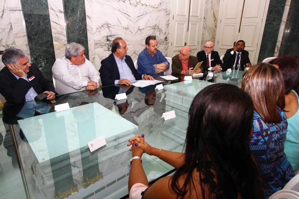 PezÃ£o em reuniÃ£o para anunciar escolas em tempo integral â€” Foto: MÃ¡rcia Costa/ Seeduc/ DivulgaÃ§Ã£o