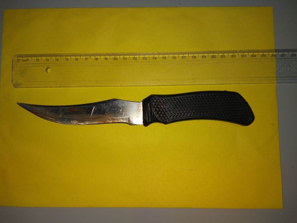 Faca foi usada para atacar estudantes em pensionato — Foto: Polícia Civil/Divulgação