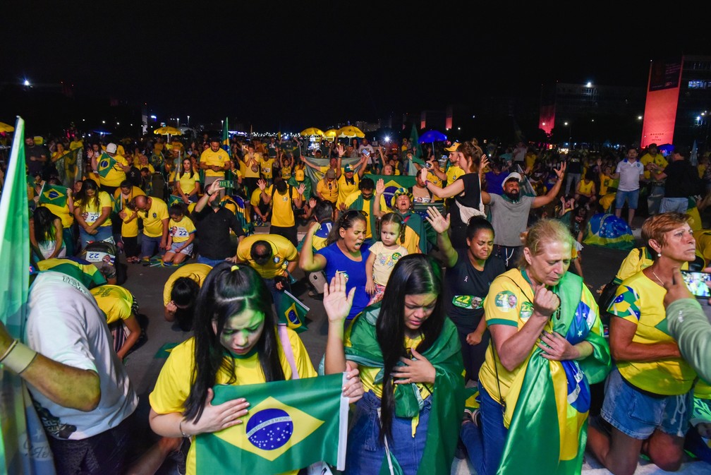 Eleitores do Presidente Jair Bolsonaro aguardando resultado das urnas do 2º turno na Esplanada do Ministérios em Brasilia — Foto: TON MOLINA/FOTOARENA/FOTOARENA/ESTADÃO CONTEÚDO