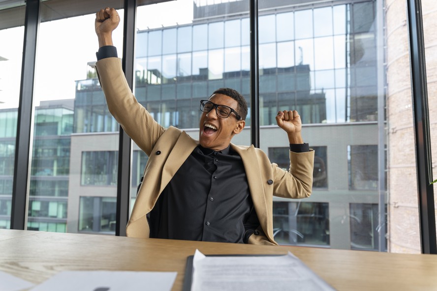 Profissional feliz em seu ambiente de trabalho