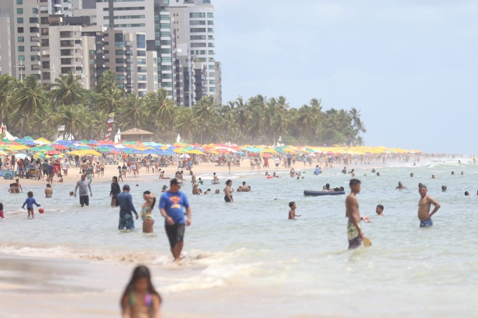 Barraqueiros são notificados por desrespeito a protocolo contra Covid-19 em  praias do Recife | Pernambuco | G1