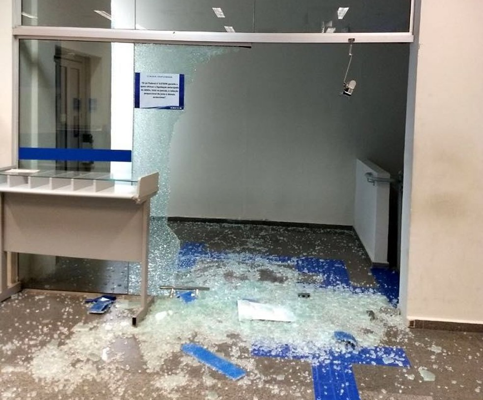 Agência bancária invadida em Piracicaba ficou completamente destruída por dentro — Foto: Reprodução/EPTV