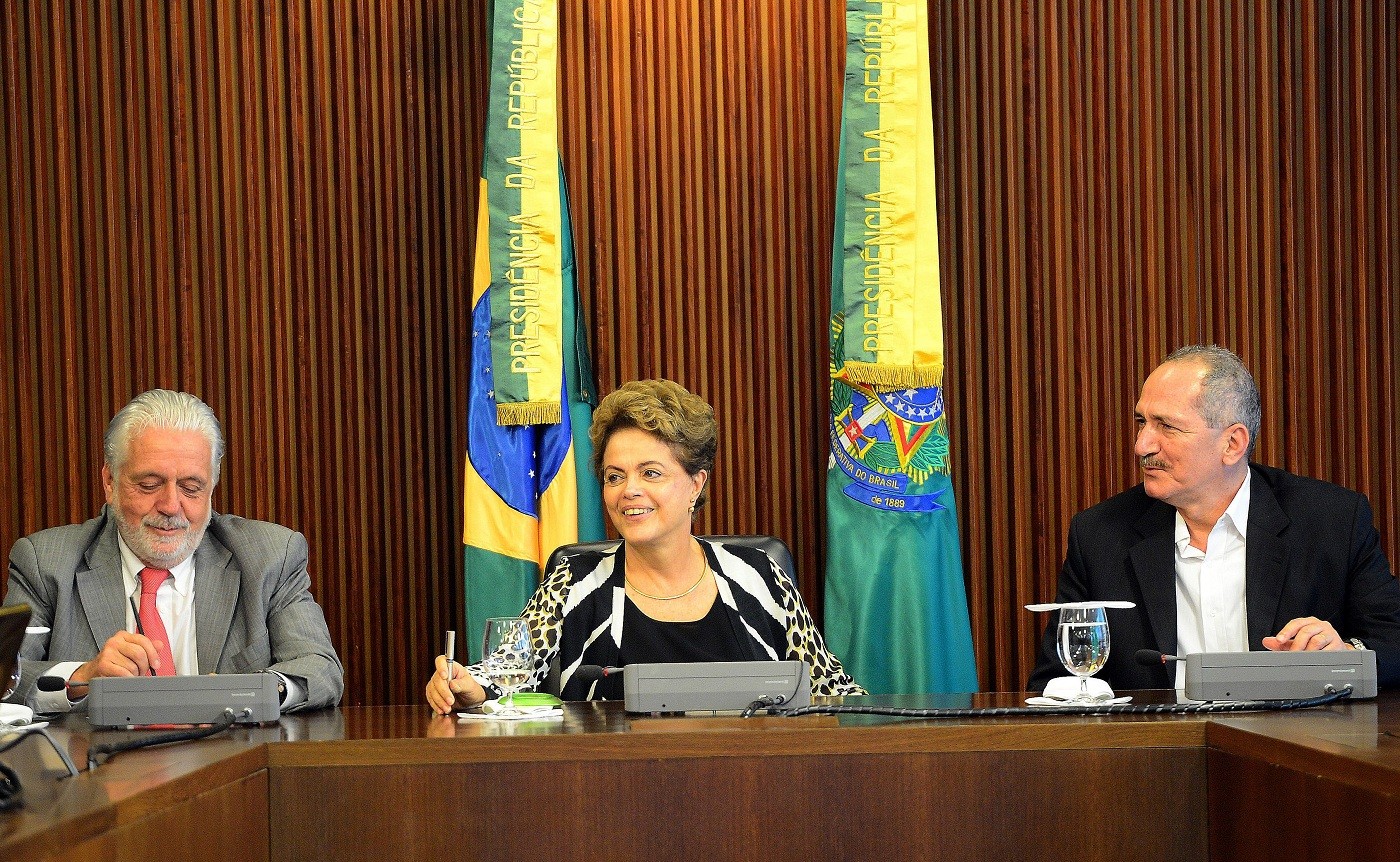 Dilma Rousseff e ministros em reunião (Foto: Wilson Dias/Agência Brasil)