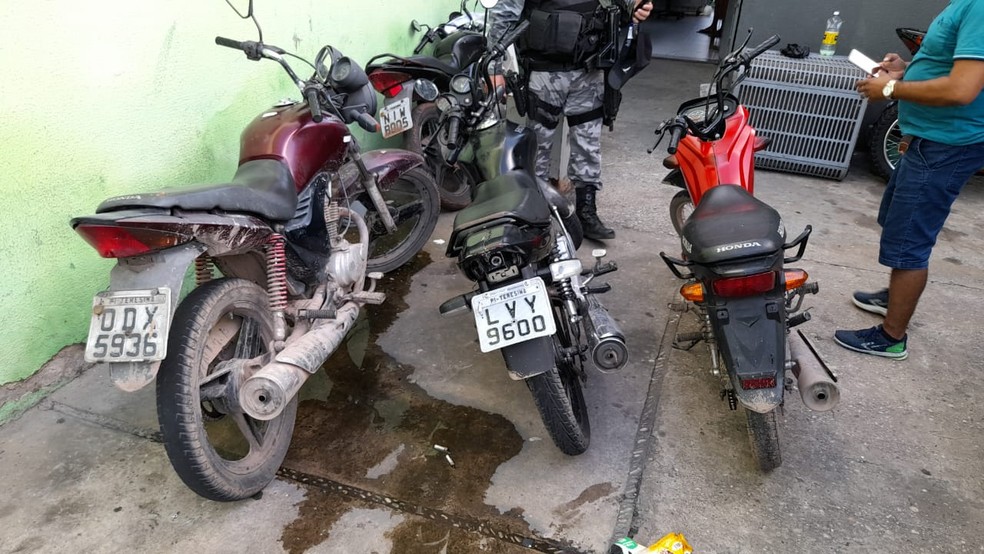 Motos apreendidas com os suspeitos de arrastão em Teresina — Foto: Divulgação/BPRone