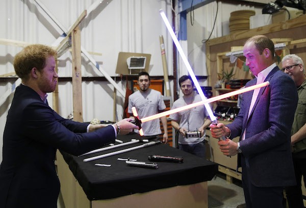 Os príncipes Harry e William brincam com sabres de luz nos bastidores de 'Star Wars: Episódio VIII' (Foto: Getty Images)