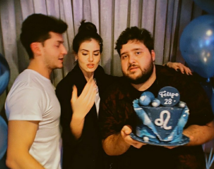 Felipe Hintze recebe Klebber Toledo e Camila Queiroz em festa de aniversário (Foto: Reprodução/Instagram)