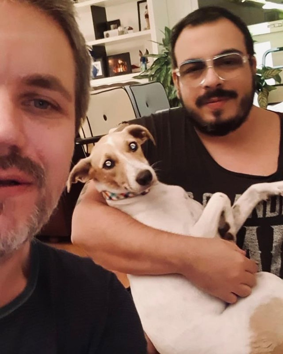Luis Lobianco com o marido, Lúcio, e a cadelinha Odete — Foto: Reprodução/Instagram