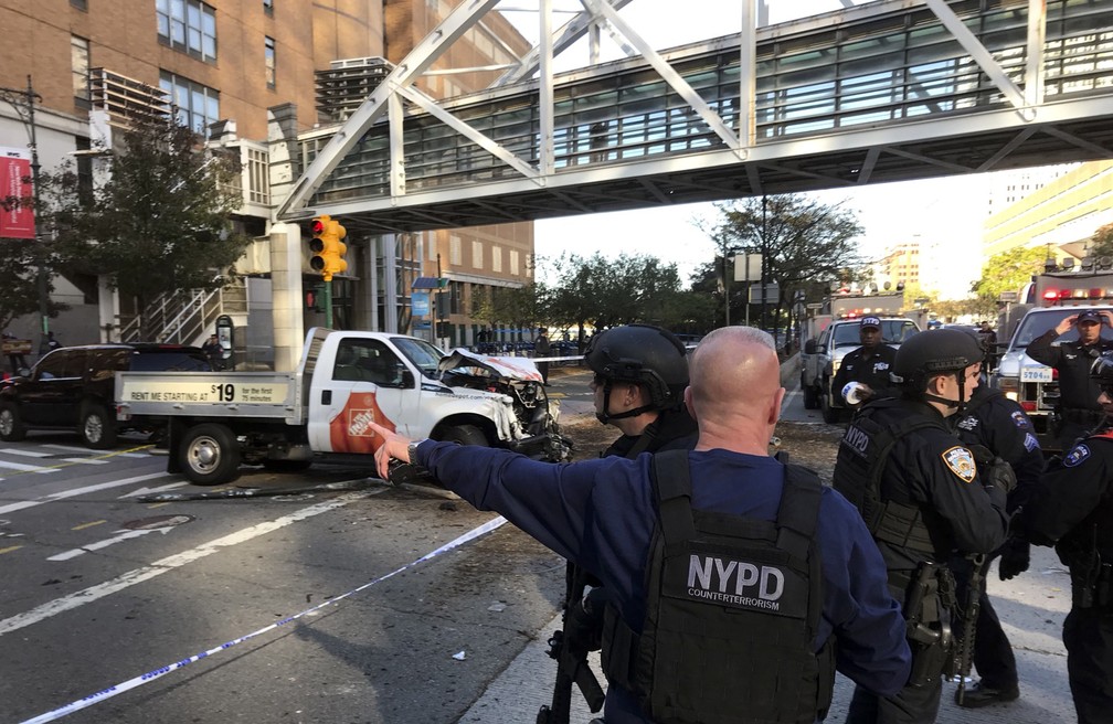 Policiais trabalham em local em que houve um tiroteio nesta terça-feira (31) em Manhattan, na West Street perto de uma passarela de pedestres e da Stuyvesant High School (Foto: Martin Speechley/NYPD via AP)