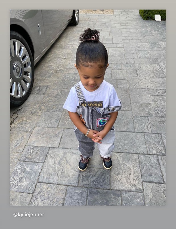 Kylie Jenner repostou cliques antigos com looks que criou para Stormi e lamentou que a garotinha de 4 anos não a deixa mais vesti-la (Foto: Reprodução / Instagram)