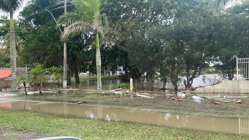 Muro da Base Aeronaval de São Pedro da Aldeia caiu com a força da água. — Foto: Defesa Civil de São Pedro da Aldeia