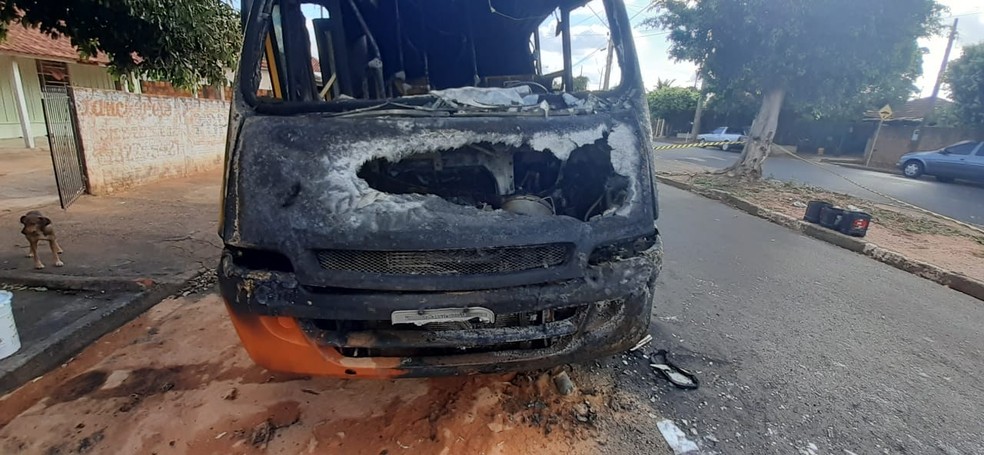 Incêndio em micro-ônibus mobilizou o Corpo de Bombeiros em Martinópolis — Foto: Betto Lopes/TV Fronteira