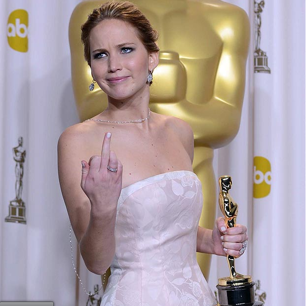 Jennifer Lawrence mostra o dedo na sala de imprensa do Oscar (Foto: reprodução)