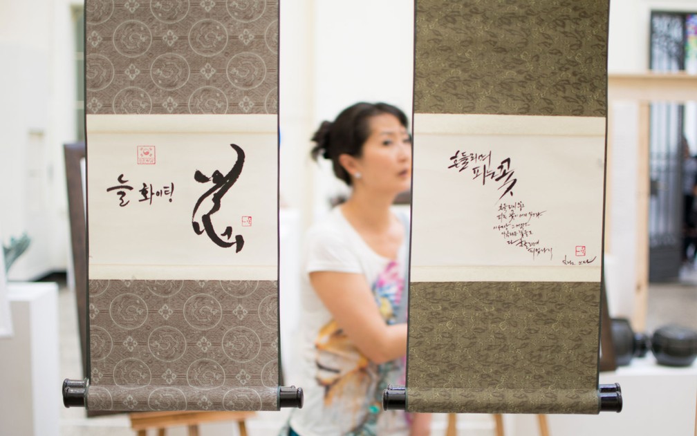 Visitante observa exposição no festival de cultura coreana (Foto: Elizabeth Paik/Futura Press/Estadão Conteúdo)