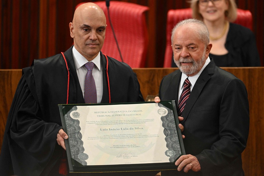 Lula recebe diploma de presidente de Alexandre Moraes