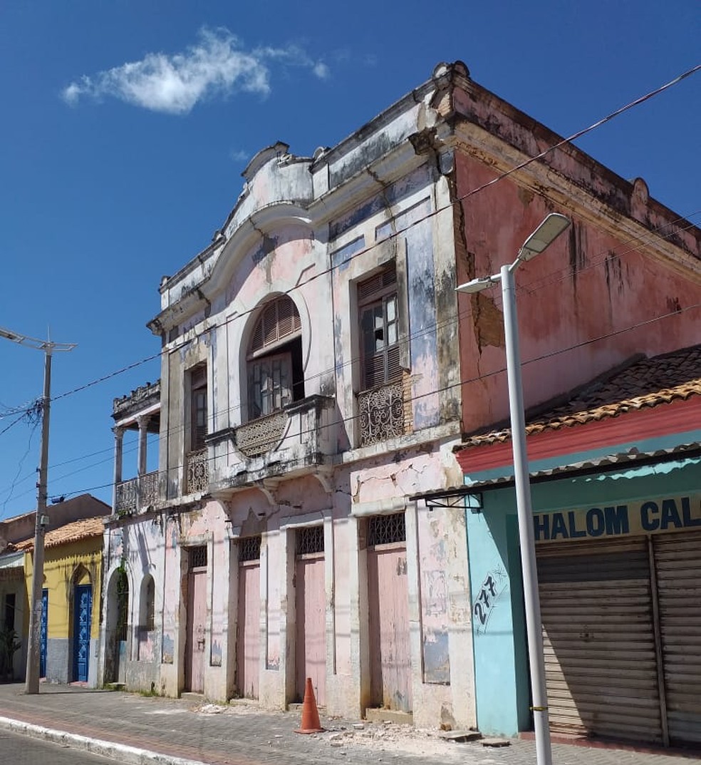 Casarão em Floriano corre o risco de desabar — Foto: Reprodução/TV Clube