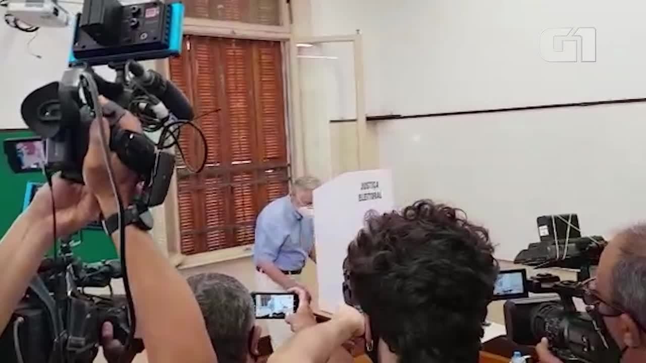 Fernando Henrique Cardoso vota em São Paulo