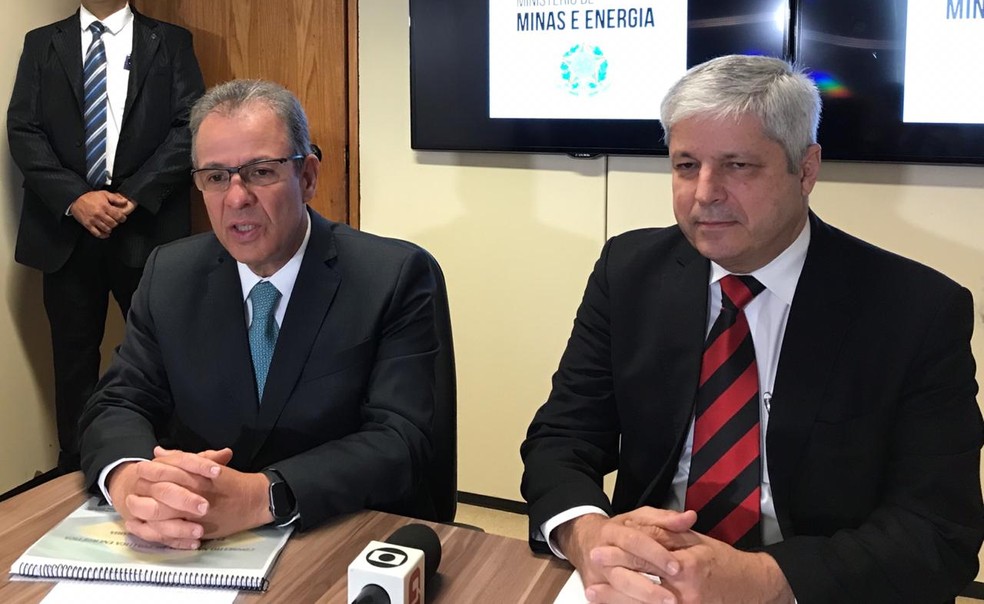 O ministro de Minas e Energia, Bento Albuquerque (Ã  esquerda), deu entrevista apÃ³s reuniÃ£o do CNPE â€” Foto: LaÃ­s Lis/G1