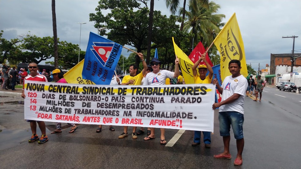 Protesto Dia do Trabalhador em Maceió, Alagoas — Foto: Matheus Tenório/G1