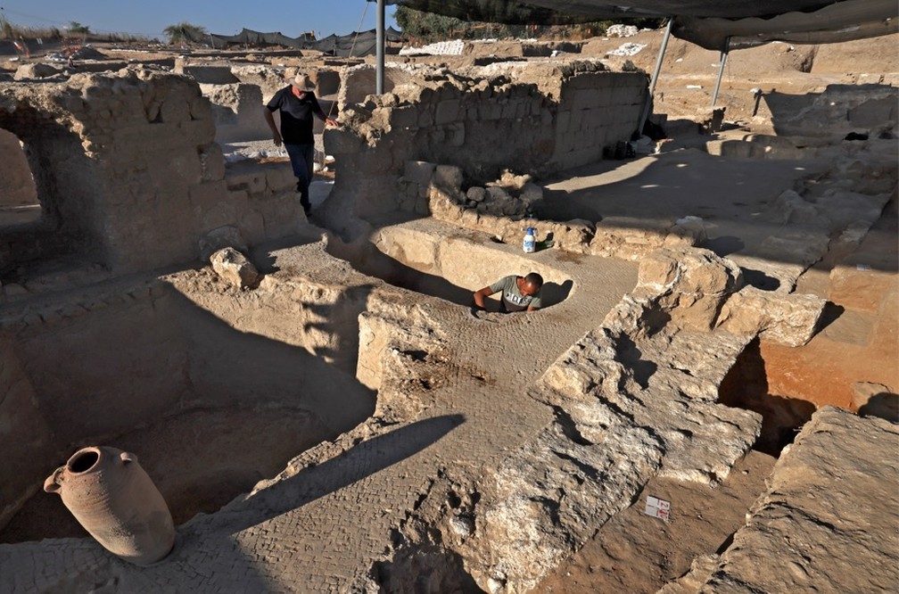 Israel descobre gigantesca fábrica de produção de vinho de 1.500 anos — Foto: MENAHEM KAHANA / AFP