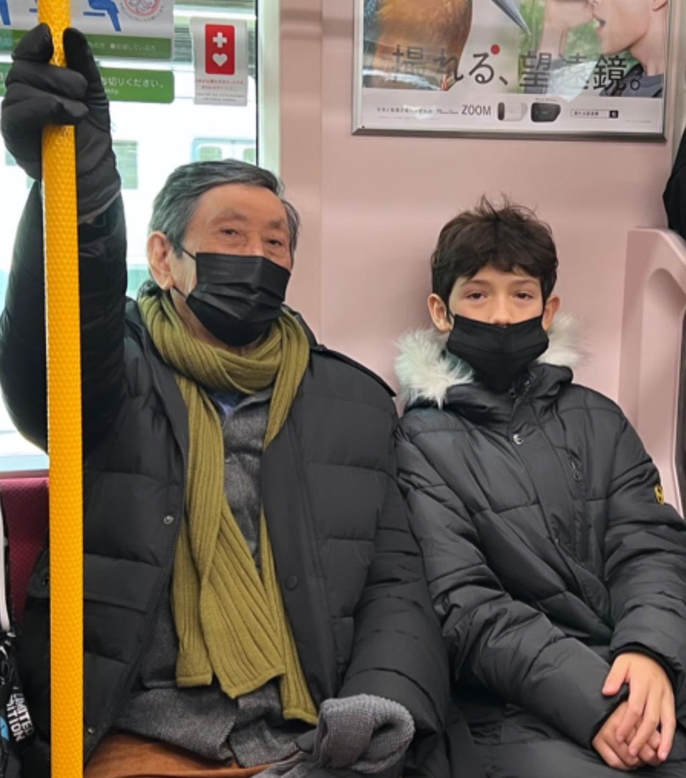 O pai e o filho de Danni Suzuki em viagem ao Japão — Foto: Reprodução/Instagram