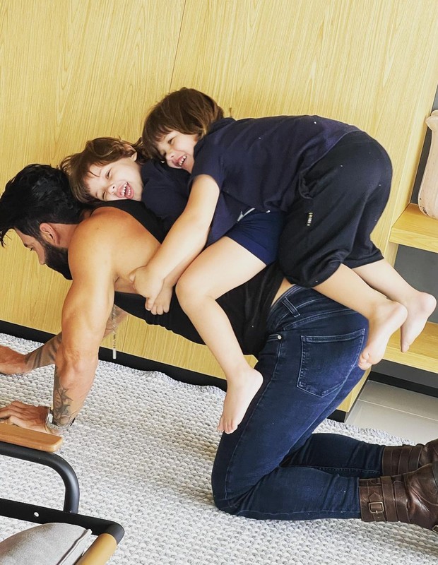 Gusttavo Lima com os filhos no Dia das Crianças (Foto: Reprodução/Instagram)