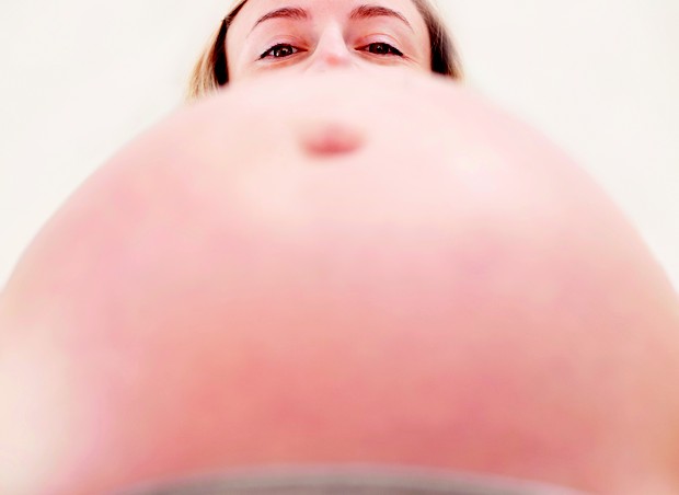 mãe e barriga; grávidez (Foto: Shutterstock)
