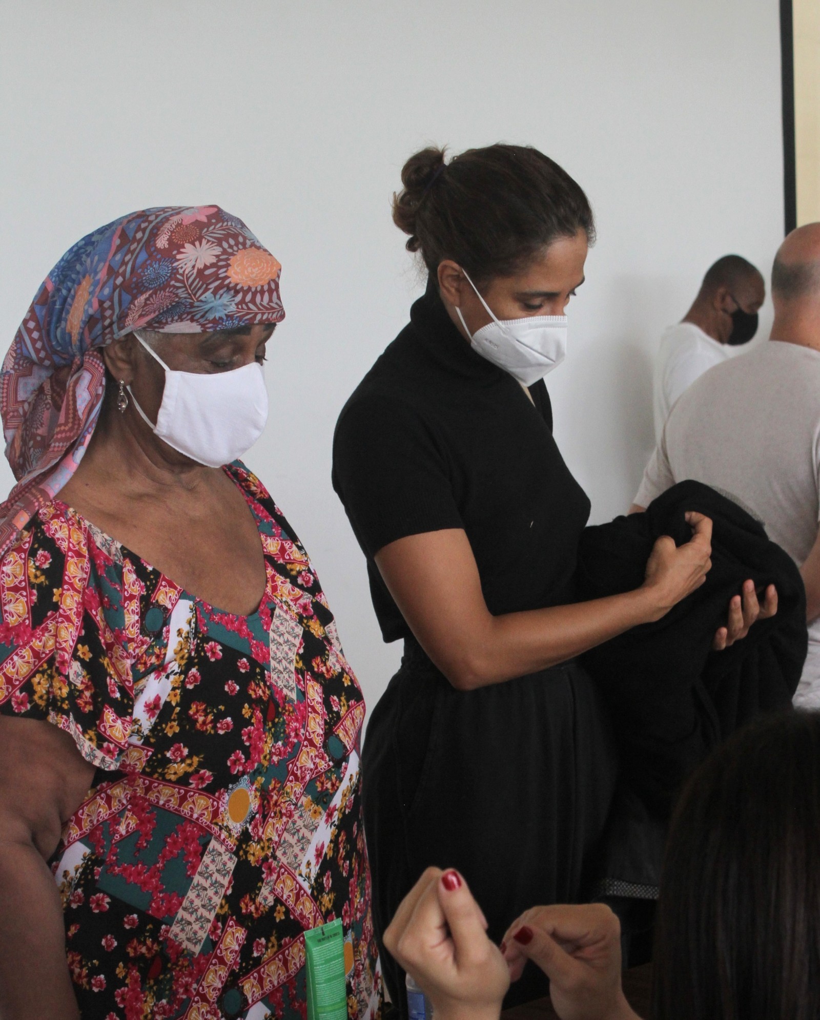 Camila Pitanga leva a mãe, Vera Manhãe, para ser vacinada (Foto: AgNews/Rodrigo Adão)