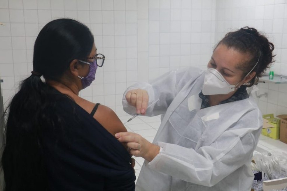 Moradores devem realizar um agendamento online para receber o imunizante, em Peruíbe, SP. — Foto: Divulgação/Prefeitura de Peruíbe