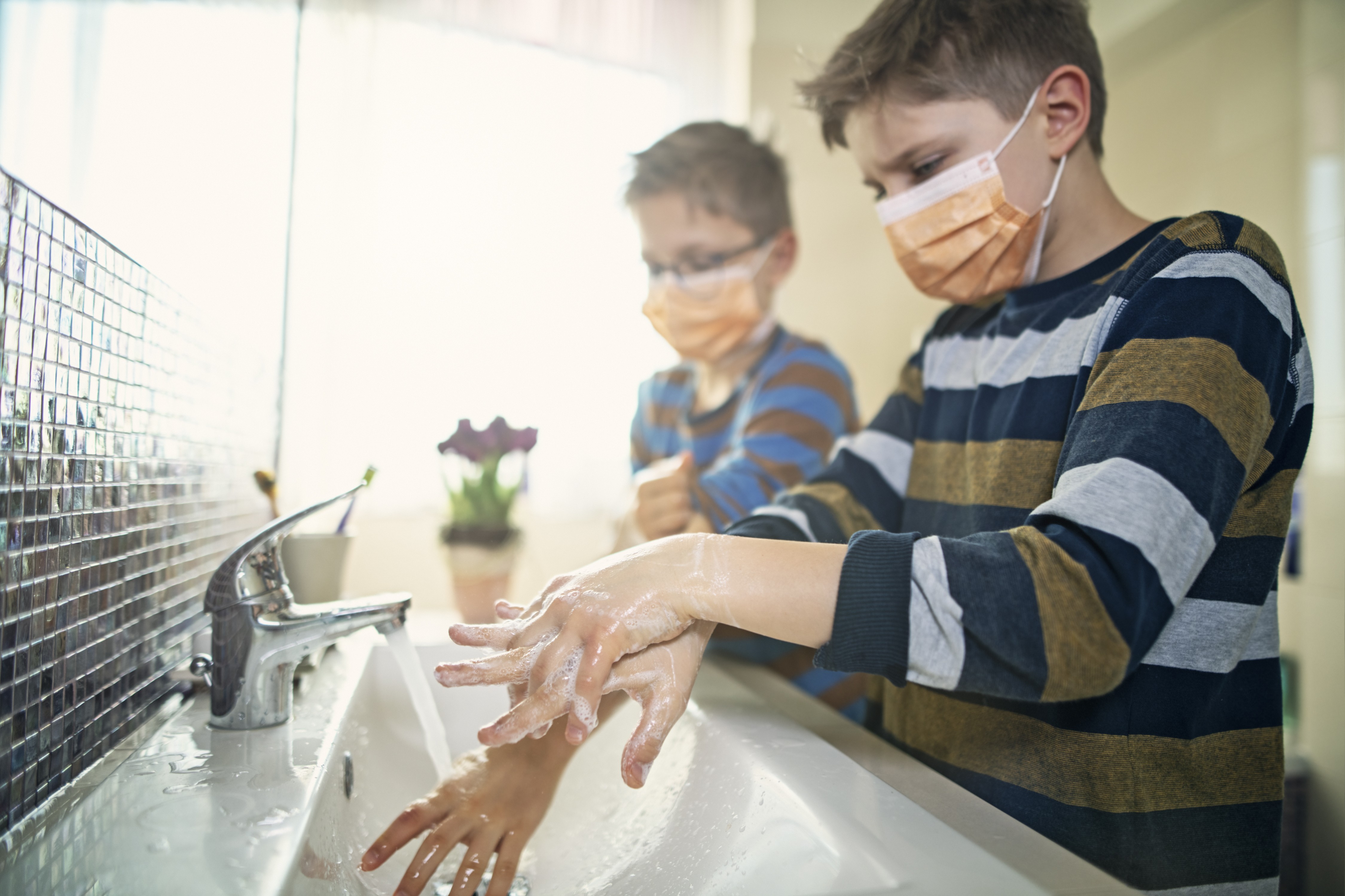Crianças lavando a mão (Foto: Getty Images)