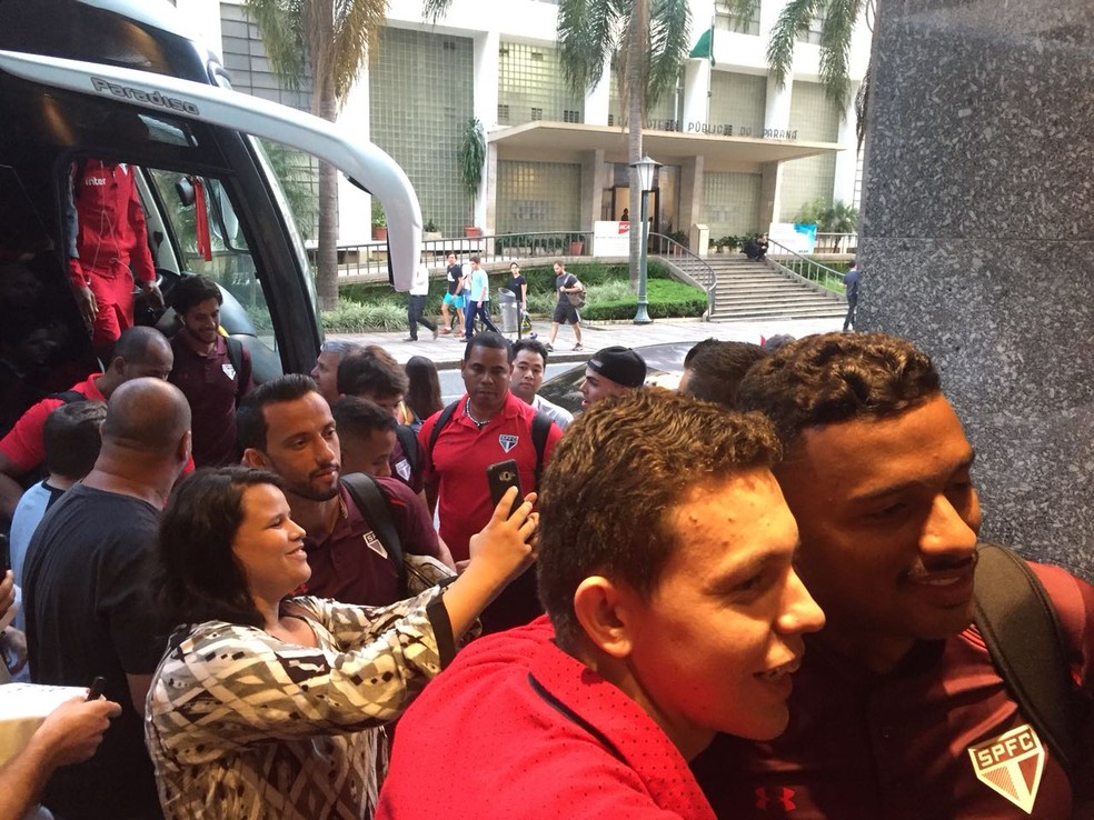 Nenê e Reinaldo atendem torcedores do São Paulo no desembarque em Curitiba (Foto: Marcelo Hazan)