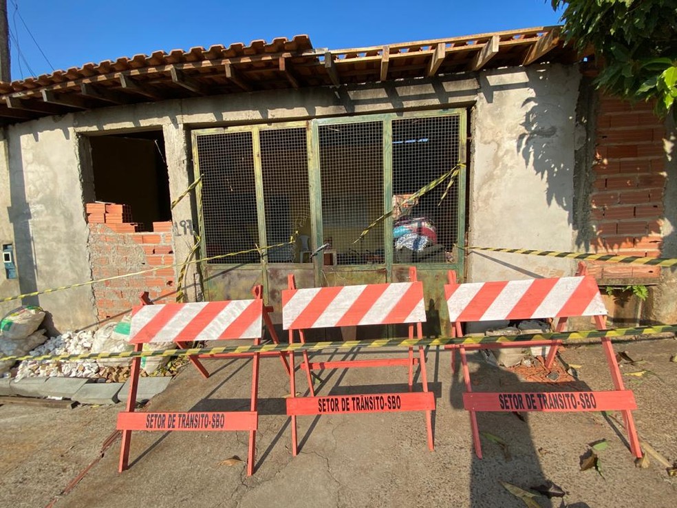 &Aacute;rea onde a subst&acirc;ncia foi localizada foi isolada em Santa B&aacute;rbara d'Oeste &mdash; Foto: Daniel Mafra/ EPTV