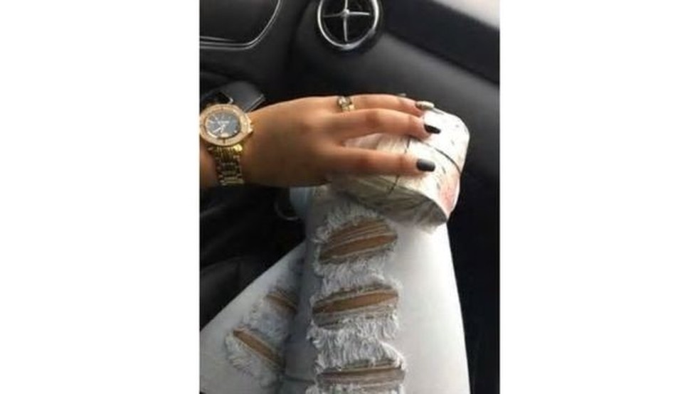 Brasileiros ostentavam joias, relógios de ouro e dinheiro em redes sociais e grupos no WhatsApp — Foto: London Metropolitan Police/BBC