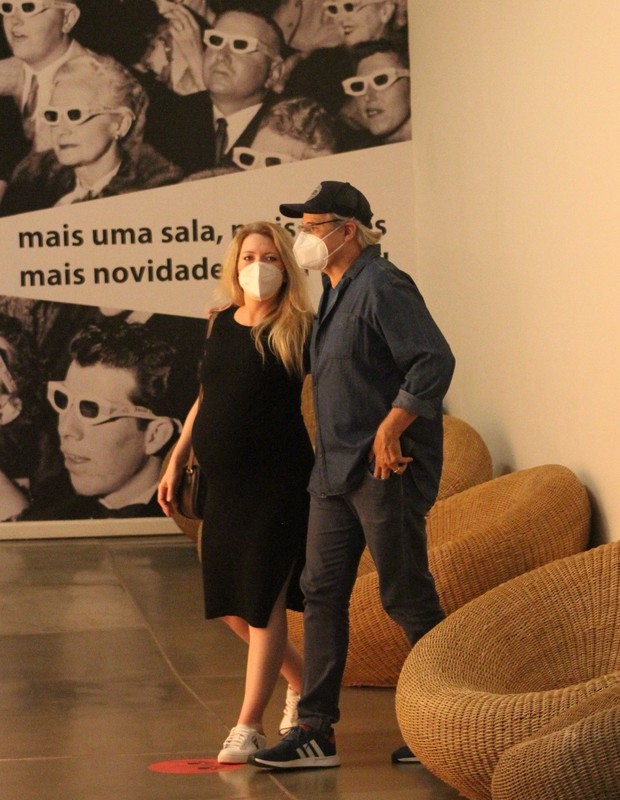 Grávida, Karin Roepke passeia com o marido, Edson Celulari, no Rio (Foto: Adão/AgNews)