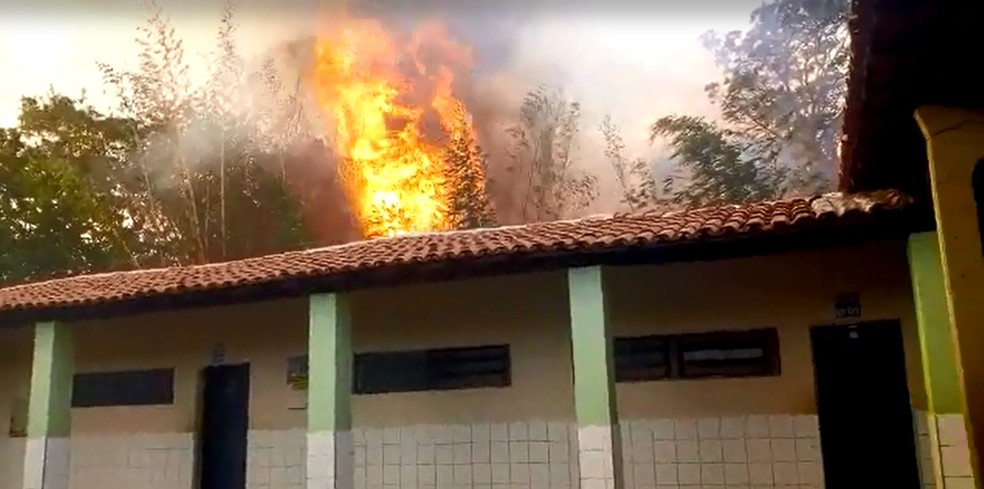 Incêndio atingiu vegetação próximo à Escola Municipal Joca Vieira, na zona rural de Teresina — Foto: Reprodução
