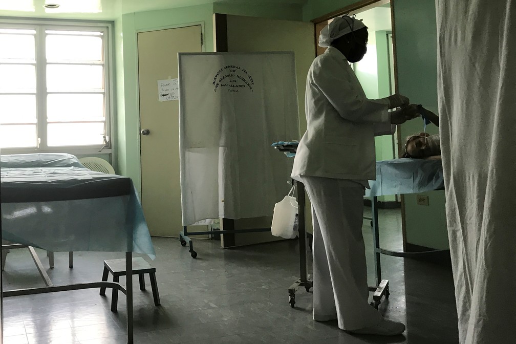 Enfermeira atende paciente com HIV e tuberculose em hospital de Caracas, em foto de fevereiro — Foto: Reuters/Marcos Bello