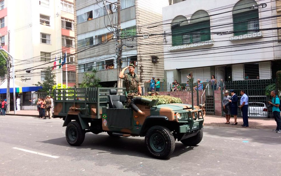 Carro do exército desfila no 7 de setembro (Foto: Henrique Mendes/G1)