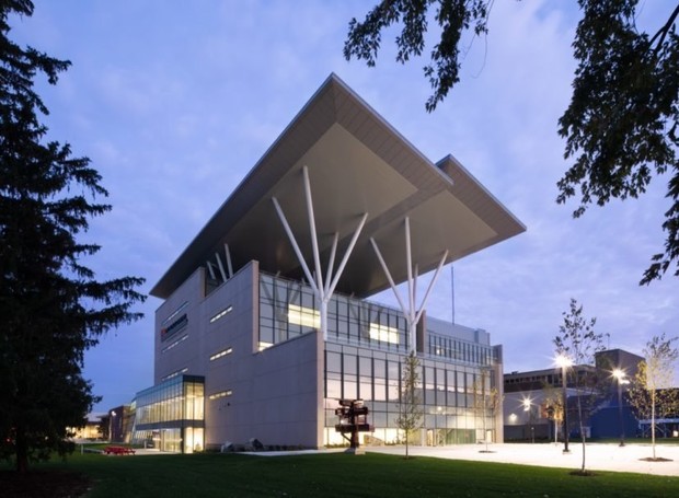 O The Joyce Centre for Partnership & Innovation só utiliza energia renovável (Foto: Reprodução Ema Peters via B+H Architects)